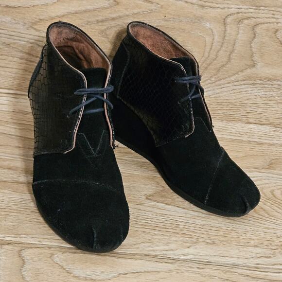 Toms Dessert Women's Size 7W Black Suede Leather Snake Print Wedge Ankle Booties - Picture 3 of 11